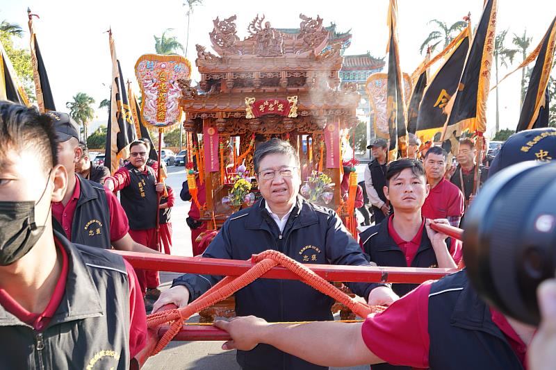 縣長楊文科親自參與扶轎。