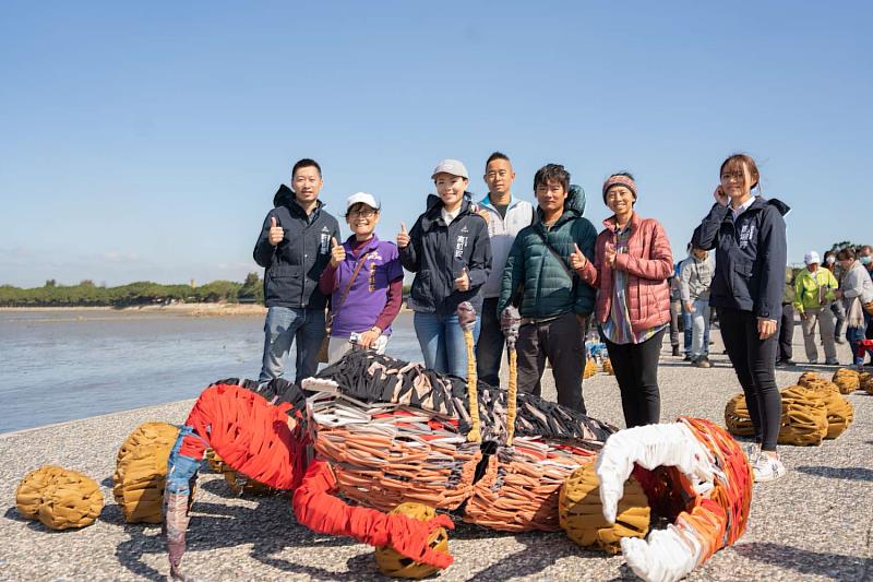《海塑「大」自然：塑藝之蟹》於賞蟹步道展示。