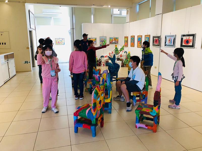 後港國小學生開心看到自己的作品在展場