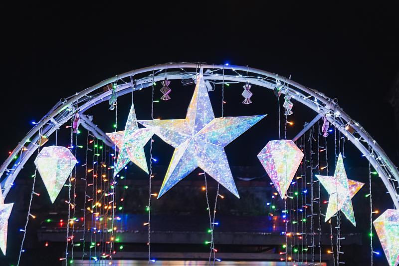 林家花園門口廣場及西門打造「耶誕林園光Ｏ」即日起至113年1月1日每晚5點30分至9點繽紛點亮。m.jpg