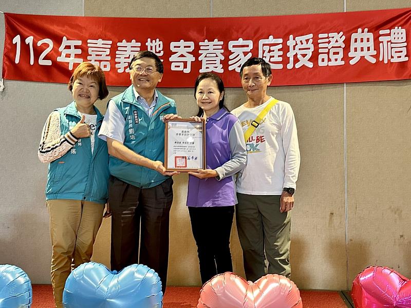 副縣長劉培東頒發113年度寄養家庭許可證邀情社區力量加入寄養服務-3