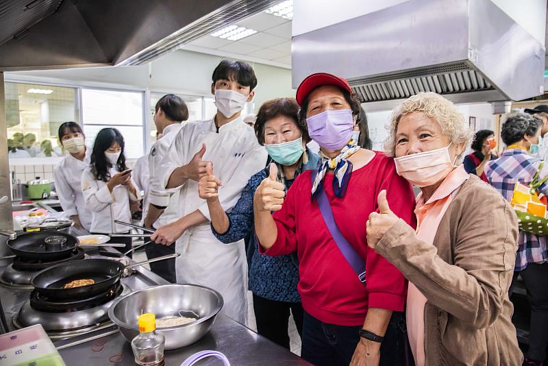 西港長輩們表示到大學中餐教室體驗同學上課過程感到新鮮有趣