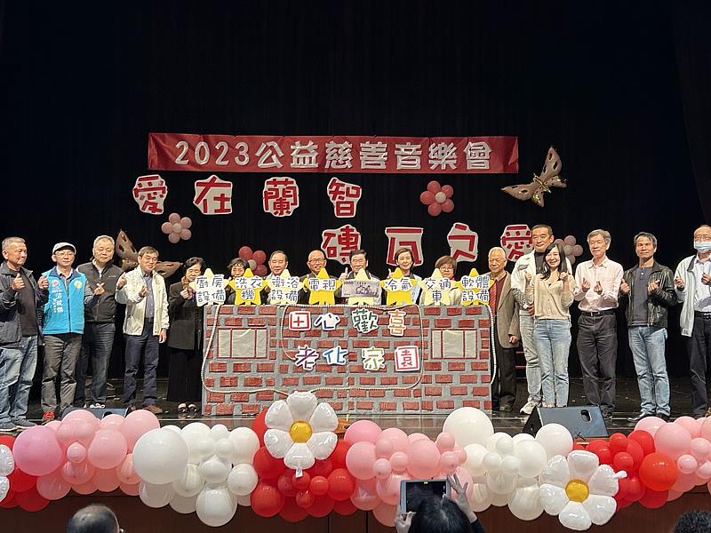 圖說二、張榮發慈善基金會董事長吳景明(左八)與貴賓一同參與音樂會開幕啟動儀式