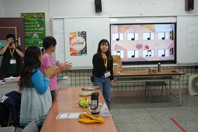 課程「彩虹和弦」音樂篇，以回收物組成打擊樂團。