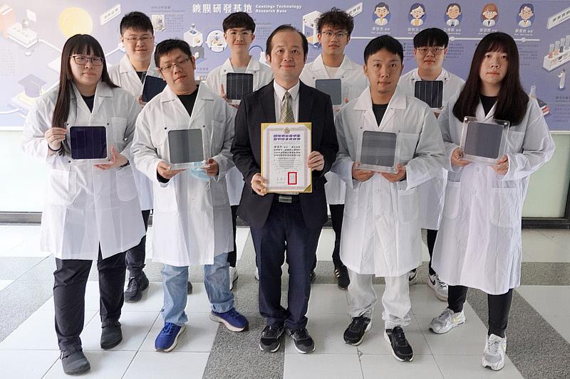 大葉大學黃俊杰校發長(前排中)培養實驗室學生成為年輕發明家