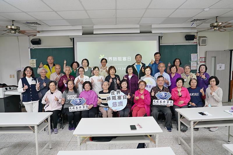 花蓮慈院與慈濟大學社會推廣中心的樂齡大學合作，24日舉行慢性阻塞性肺病衛教講座，護理部副主任葉秀真，也到場為長輩加油打氣。