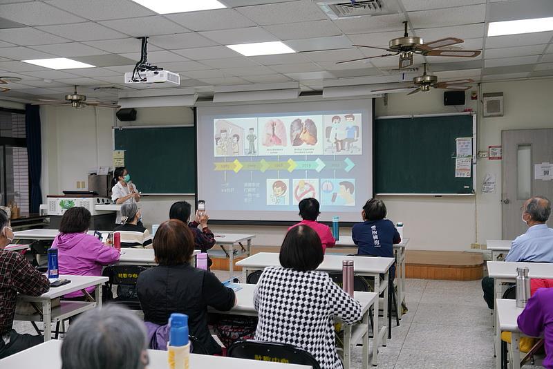 呼吸治療師陳宜榛則介紹花蓮慈院「肺復原中心」提供肺部運動，她舉例60歲李先生在肺復原中心治療一年半後，今年4月跟家人到日本大阪旅遊，9月又去東京，已可輕鬆完成全家共同旅遊夢想。