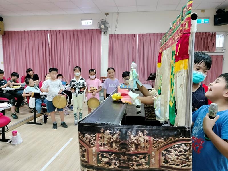 偶來說故事_小朋友與表演團隊一起上台演出