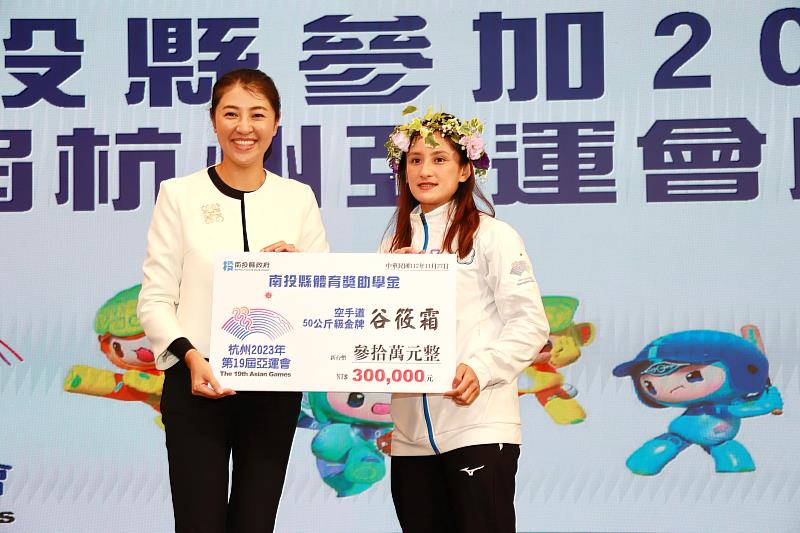 榮獲空手道50公斤級金牌的谷筱霜獲頒發獎助學金