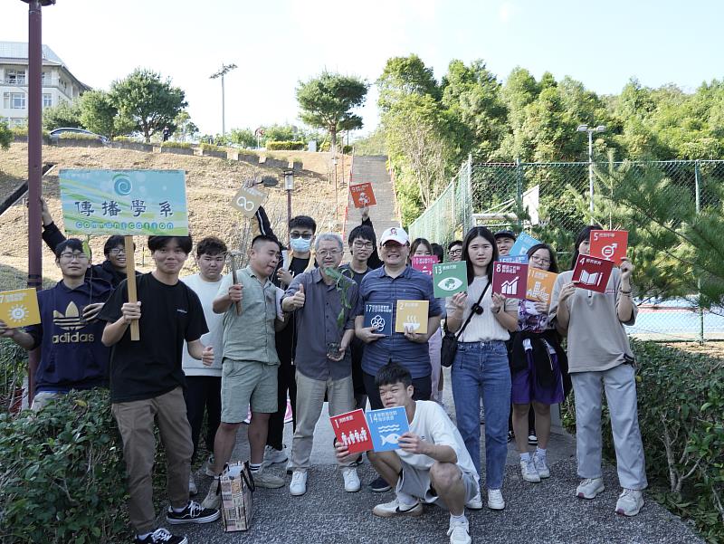 圖說：佛光大學教師與同學共同手持17項永續發展目標，師生共同種樹達到碳中和，邁向2050淨零減碳的目標。