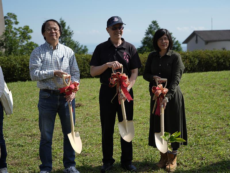 圖說：佛光大學何卓飛校長與蔡明達總務長、許鶴齡學務長共同植樹儀式。