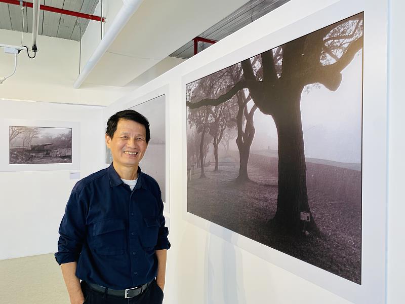 淡水古蹟博物館駐村藝術家程許忠是位千卷底片攝手，多年來堅持只用傳統相機做淡水的人文紀實影像拍攝，並親手沖洗黑白照片，紀錄家鄉的美好。