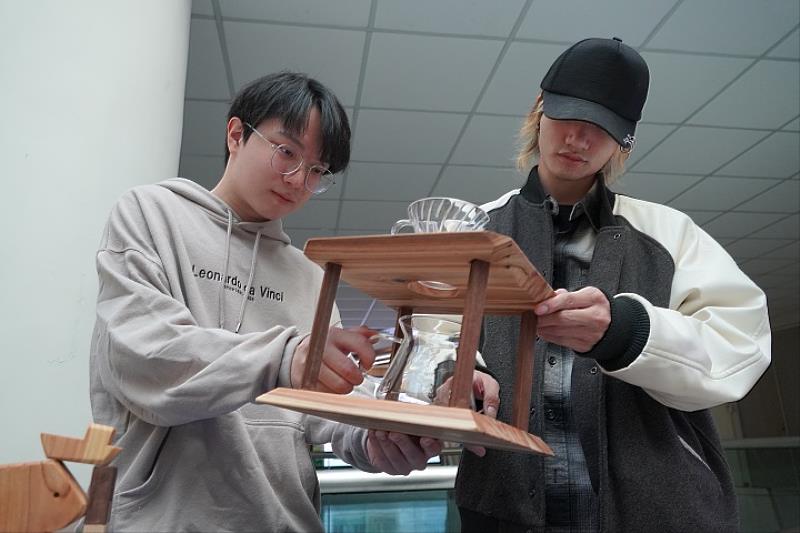 圖／光電系的學生陳亮穎（左）、董建呈（右）首次透過課程學習手作木工，覺得新鮮又有趣。