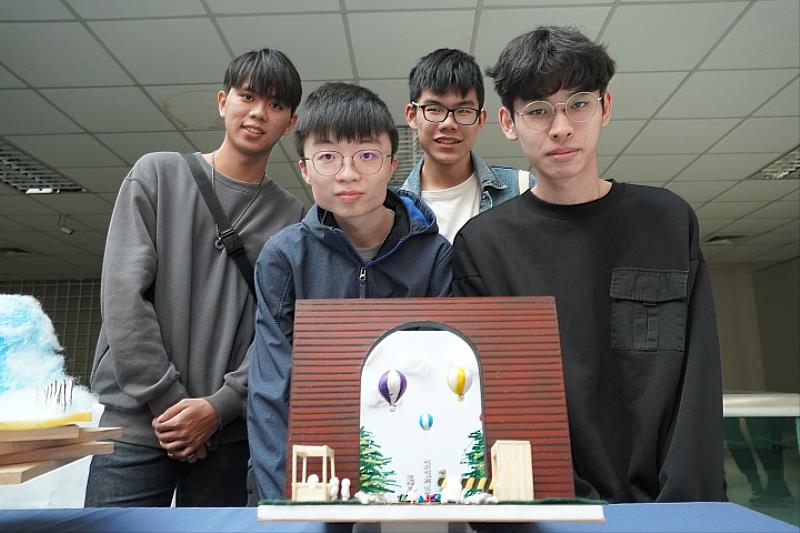 圖／學生藉由圖地反轉手法3D呈現出骷髏頭模樣，表達在遊樂園內危機四伏的想法，在競賽中獲得佳作獎項。