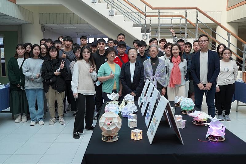 圖／中華大學人文社會學院日前舉辦「人文智慧創意CAI課程期末成果展暨競賽」學生在競賽中激盪無限創意。