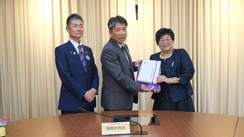 森正一市長(左)、石井浩己教育長(中)與南大陳惠萍校長(右)合影