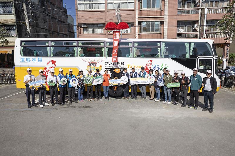 圖說:跑水求財線舉行通車典禮（從左起：員林客運副理陳得耀、彰化縣旅遊產業協會黃昱哲理事長、中彰觀光圈副召集人吳世長、彰化縣政府城市暨觀光發展處專員謝永宏、二水鄉長蘇界欽、南投縣議員陳玉鈴、竹山鎮長陳東睦、觀光署參山處長曹忠猷、立法委員蔡培慧、喔熊組長、交通部觀光署主任祕書方正光、交通部公路局臺中區監理所長楊聰賢、竹山鎮民代表會主席林賜學、田中鎮長蕭淑芬、南投縣政府機要秘書林孟麗、南投縣游顥議員服務處主任李銘龍、竹山鎮民代表會代表賴信宇、竹山鎮民代表會代表楊美紅、竹山鎮民代表會代表張彩珠、竹山鎮民代表會代表林偉嘉、南投縣政府觀光處科長黃山）