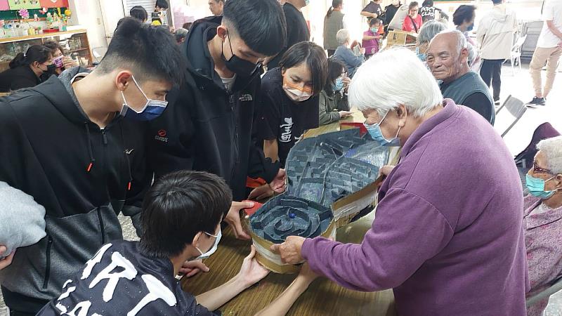 南華大學USR團隊帶領義竹國中，進行跨世代共融學習，學生結合AI製作教具，與長輩互動。