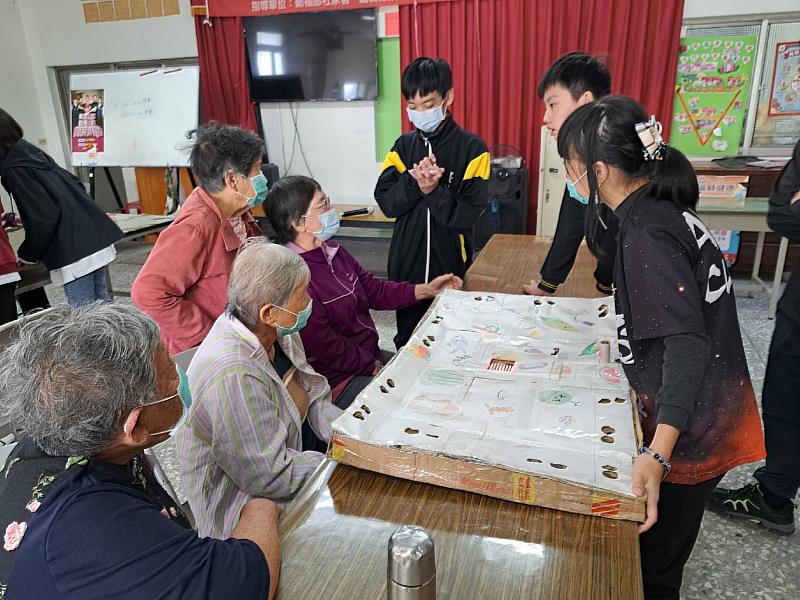 南華大學USR團隊帶領義竹國中，進行跨世代共融學習，學生運用各式教具與長輩互動。