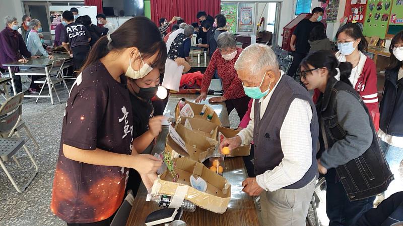 南華大學USR團隊帶領義竹國中，進行跨世代共融學習，學生運用教具與長輩互動。