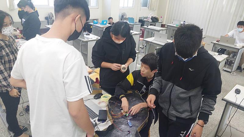 南華大學USR團隊帶領義竹國中，進行跨世代共融學習，學生測試教具。