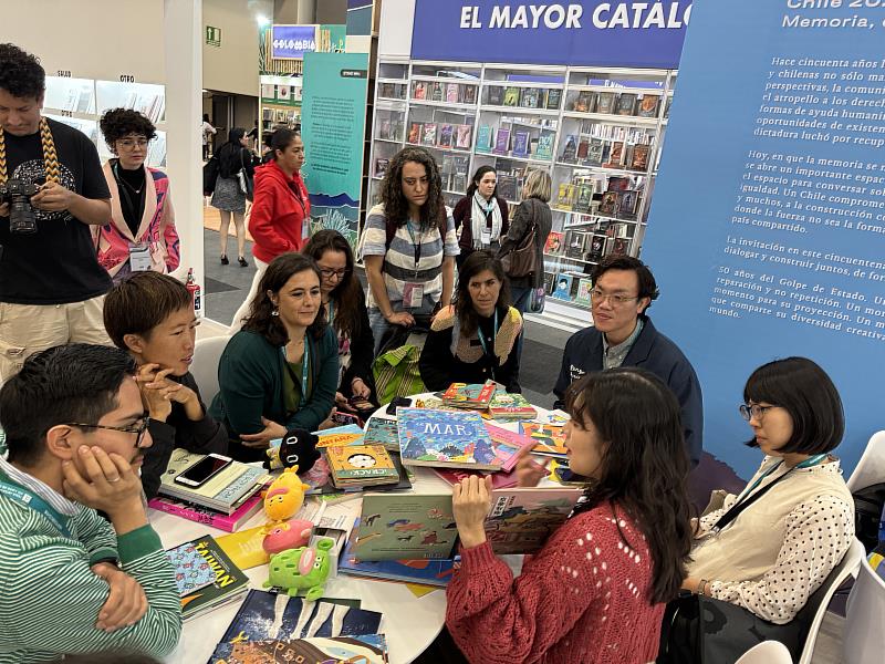 墨西哥瓜達拉哈拉書展臺灣館與智利出版業者舉辦國際媒合交流活動。（文策院／提供）