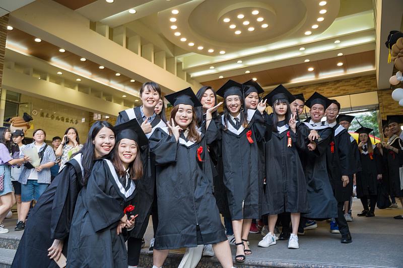 建校106年的台北商業大學已經培養出超過十五萬傑出校友，畢業生優秀表現深受外界肯定。