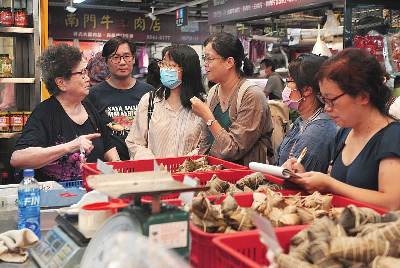 幸福聯合國新住民主持群在南門市場南園體驗「別有風味ー市場新風景」。