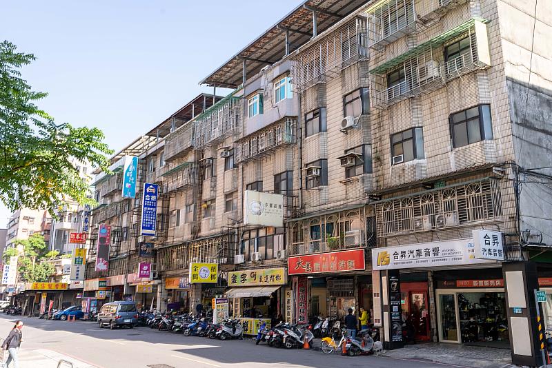 該社區位在新莊區中港路，有59位所有權人，面積約603坪，早在十多年前，住戶就發現房子有海砂屋現象。(新北住都中心提供)