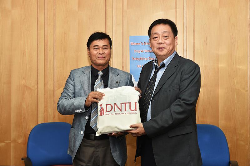 同奈科技大學董事長Dr. Phan贈送禮物於予文化大學王子奇校長