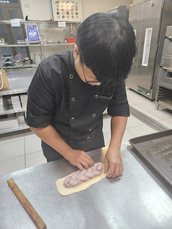 育達科大餐旅系三年級學生徐世紘同學於烘焙選手室練習情形