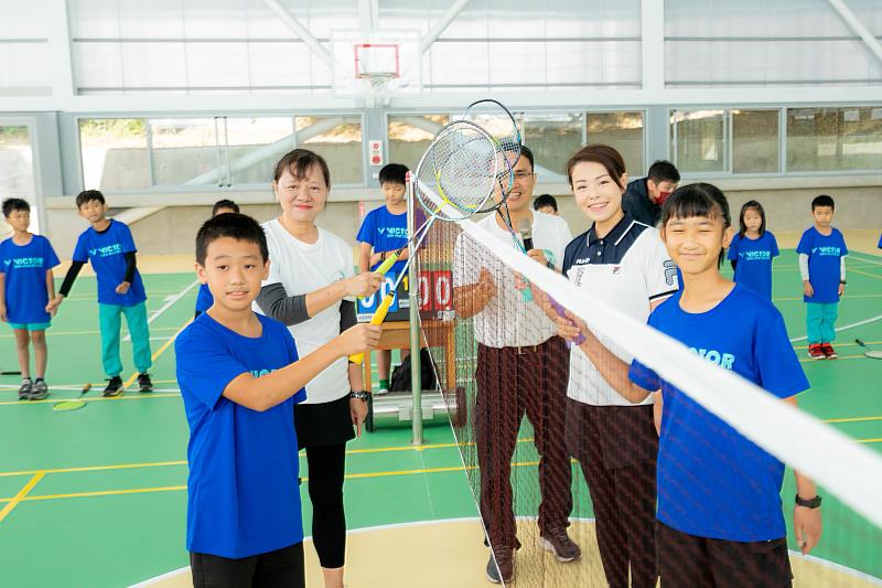 啟用後高市長與茄苳國小羽球校隊於風雨教室切磋球技。