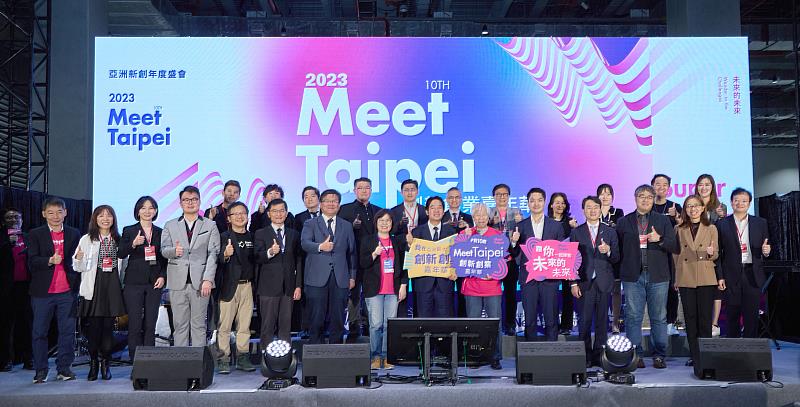 「2023 Meet Taipei創新創業嘉年華」十周年紀念開幕活動，新北青年局（圖左三）二度率隊參展。