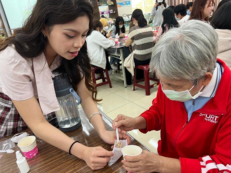 國立臺南護專透過課程結合活動來串連學生與社區長者，激發孩子們樂於服務及社會關懷精神。