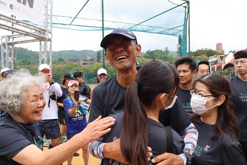 關家良一擁抱13歲的女兒，媽媽與妻子也都特別飛來台灣打氣