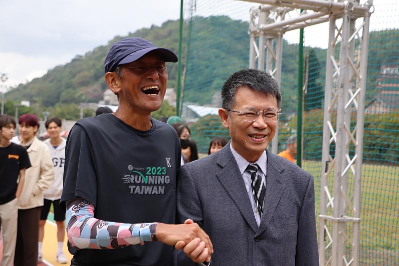 關家良一與東吳大學校長潘維大合影