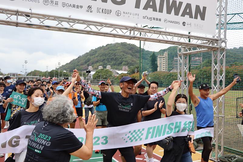 東吳超馬傳奇關家良一為世界和平祈福跑步環島，終點站回到東吳大學