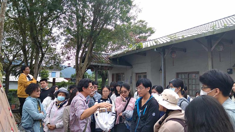 豐田警察官吏派出所前，陳鴻圖老師向同學導覽解說豐田移民村的聚落分佈與歷史發展。