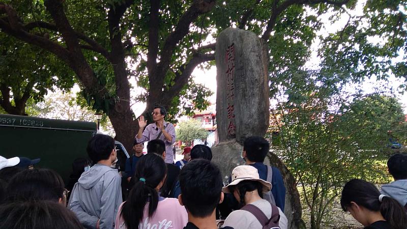 壽豐碧蓮寺前，總督題字開村三十週年記念碑，陳鴻圖老師正在向同學導覽解說碑文題字，日本總督和豐田神社的變遷過程。