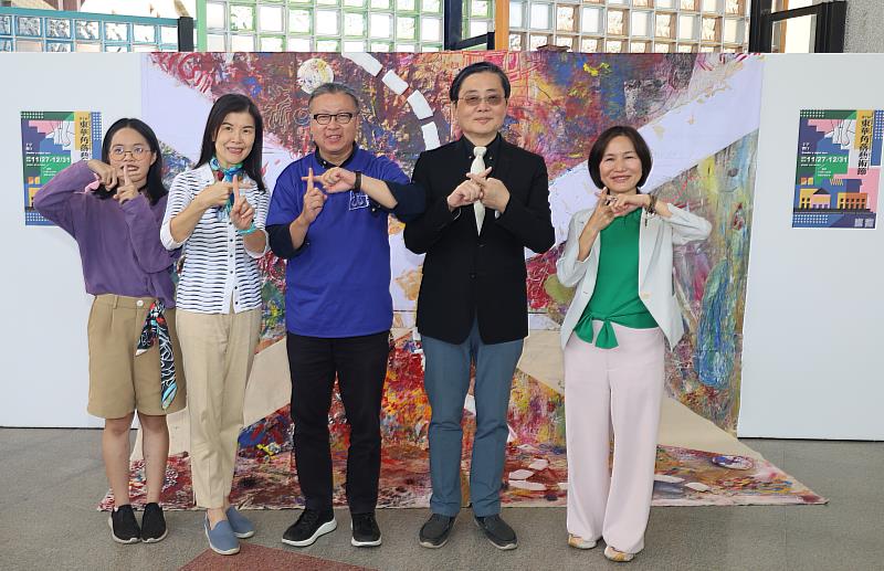 角落藝術節開幕與會師長比「十」，表達歷經十屆成長與持續展望。