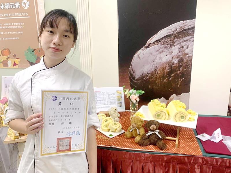 榮獲銀牌獎的餐旅系二年級賴彥蓁同學