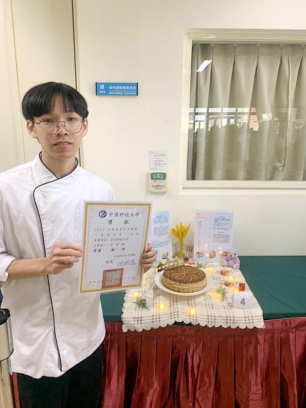 榮獲銀牌獎的餐旅系二年級洪建鵬同學