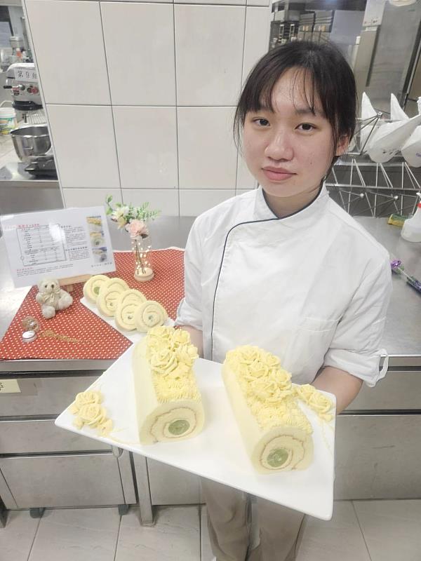 榮獲銀牌獎的餐旅系二年級賴彥蓁同學