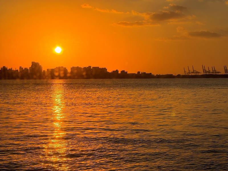 圖六：夕陽灑落在波光淋漓的淡水河上