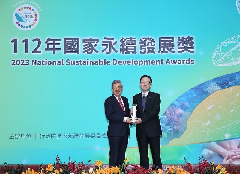 信義房屋副總經理周莊雲(右)自行政院長陳建仁手中獲頒112年國家永續發展獎。