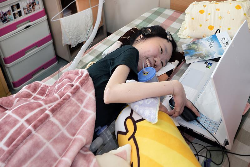 Hope from the Bible has freed Peiyun Zou from self-isolation and allowed her to help others with similar conditions. (Photo Courtesy of Jehovah's Witnesses)