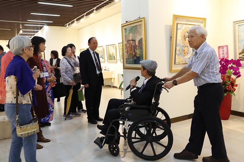 南華大學舉辦「葉培棟國畫與絹布油畫八十回顧個展」開幕式，葉培棟藝術家為大家導覽介紹展出作品。