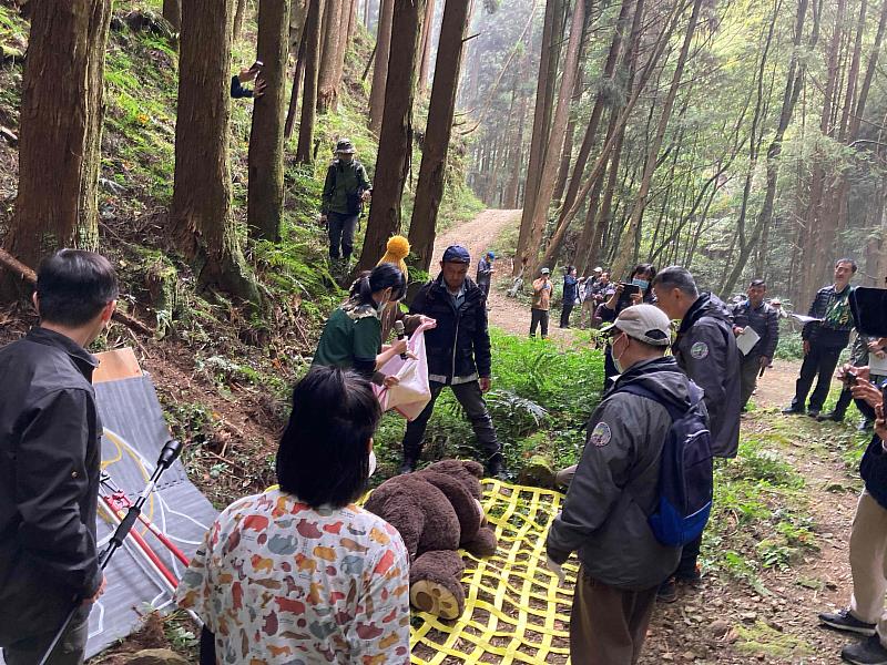 演練中生物多樣性研究所野生動物急救站獸醫解說黑熊麻醉後現場搬運及頭部覆布減低黑熊不安.jpg