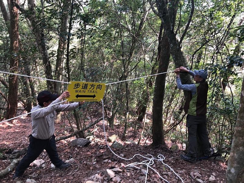 志工協助於八仙山步道拉設繩索