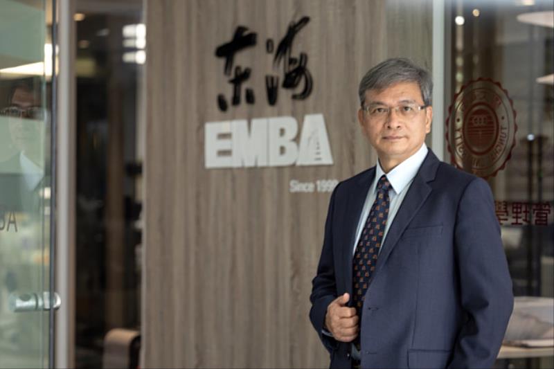 東海EMBA主任許恩得表示，東海是國內唯一推出「企業二代班」的EMBA，去年起攜手企業巨擘台積電資深副總何麗梅等人推出Buffet式學習模組成為焦點
